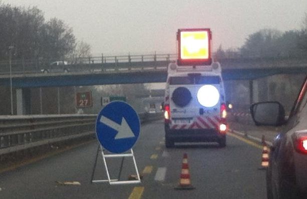 Altro incidente sulla A8, auto ribaltata in direzione Varese: ferite sei persone e code di 7 chilometri