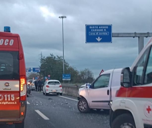 Riaperto sull'Autolaghi il tratto chiuso per l'incidente di stamattina: si viaggia su una corsia. Rimangono 8 i chilometri di coda da Solbiate Arno
