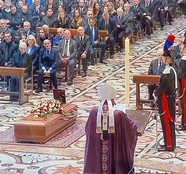 I funerali di Stato di Berlusconi in Duomo. L'omelia dell'arcivescovo Delpini: «E' stato un uomo e ora incontra Dio»