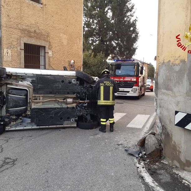 FOTO. Perde il controllo del furgone e si ribalta ad un incrocio a Besnate: illeso il conducente