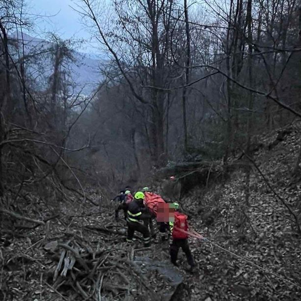 FOTO. Si ferisce ad una caviglia nei boschi di Bisuschio: 29enne imbarellato, calato in strada dal soccorso alpino e trasportato in ospedale