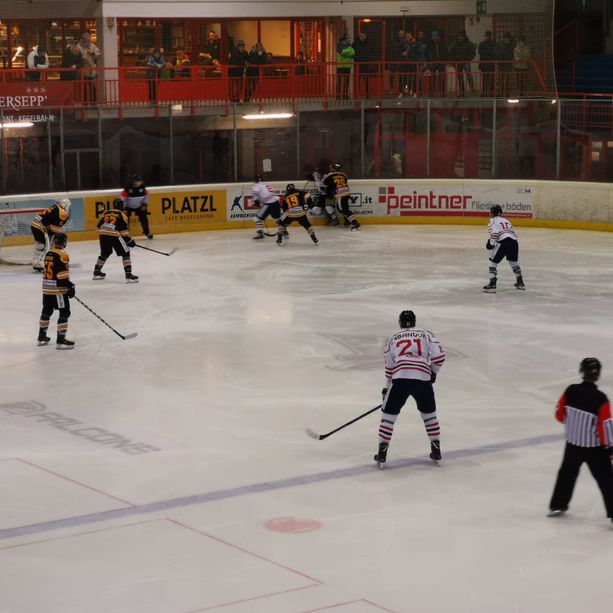 HOCKEY. Mastini, crescono fame e istinto killer: vincono 5-2, si tengono la vetta e trascinano tutta Varese alle final four di Coppa