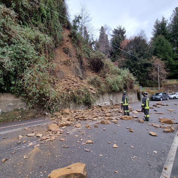 FOTO. Frana sulla provinciale a Cadegliano Viconago, tre le auto coinvolte. Nessun ferito e strada chiusa