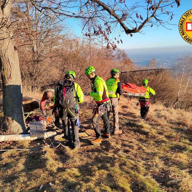 FOTO. Escursionista di 68 anni s'infortuna sui sentieri del Campo dei Fiori: imbragata su una barella è stata calata fino alla strada