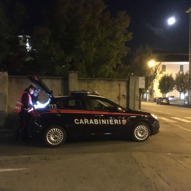 Rissa con cocci di bottiglia alla stazione delle Nord di Laveno: coinvolte tre persone