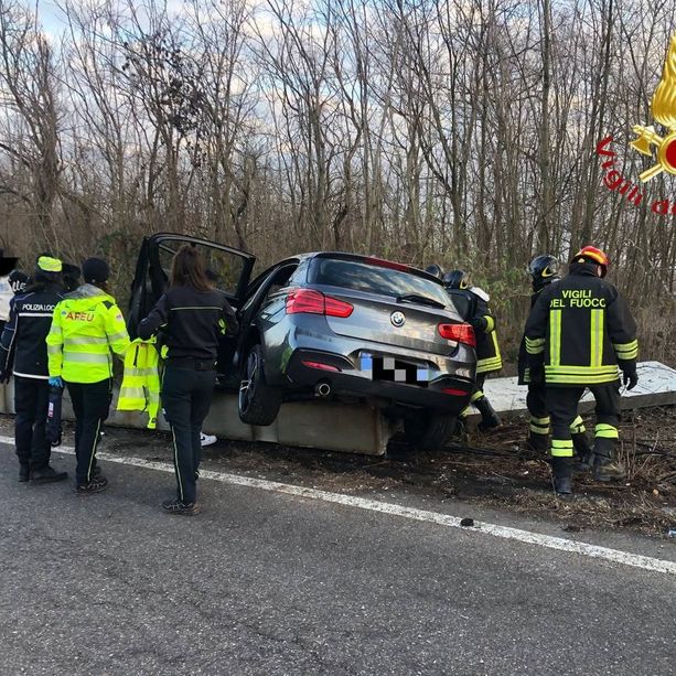 Cassano Magnago, auto finisce fuori strada e &quot;atterra&quot; sopra le barriere di protezione: il passeggero rimasto incastrato nell'abitacolo salvato dai vigili del fuoco