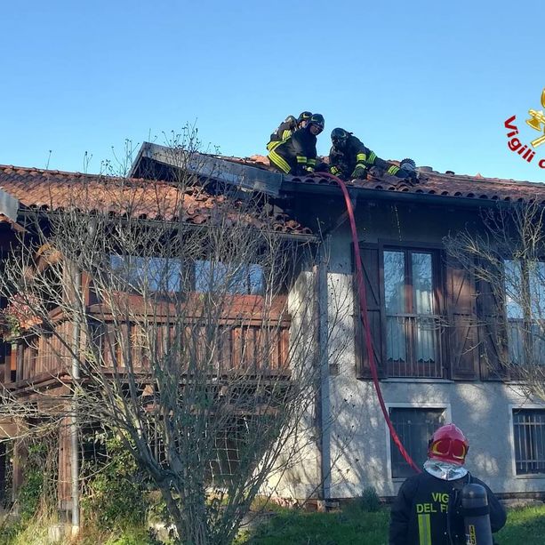 FOTO. In fiamme il tetto di una casa a Cassano Valcuvia: decisivo l'intervento dei vigili del fuoco