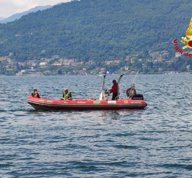 Pescatore cade nel lago Maggiore e non riemerge, soccorsi in azione a Lisanza