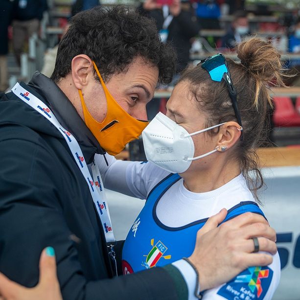 VIDEO. Federica Cesarini abbraccia il fratello Matteo tra le lacrime: un capolavoro d'oro nato e cresciuto sul nostro lago