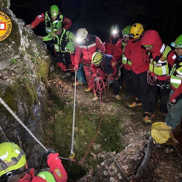 FOTO. Salvata nella notte la speleologa ferita e intrappolata in una grotta in Valcuvia