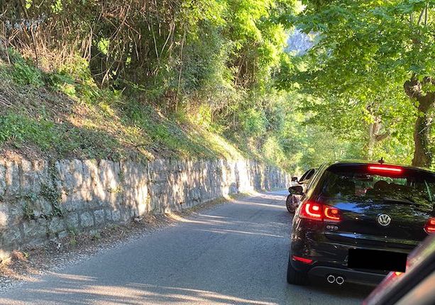 Cade dalla moto sulla provinciale tra Castelveccana e Laveno: ferito gravemente un 32enne. Elisoccorso in azione e strada bloccata