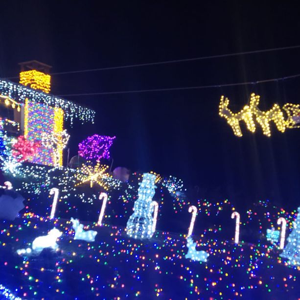 Le lucine di Cunardo e lo stupore dei bambini davanti alla slitta volante di Babbo Natale