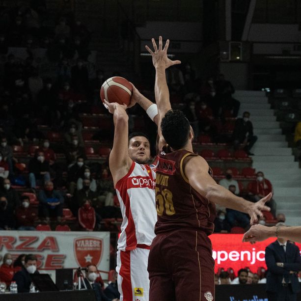 «Se ti alleni così puoi anche andartene…». E a Varese non esiste più il quintetto base