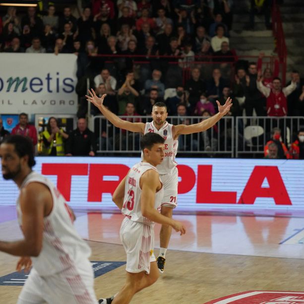 Vedi Napoli e poi... pensi al futuro. Doppio obiettivo oggi per Varese