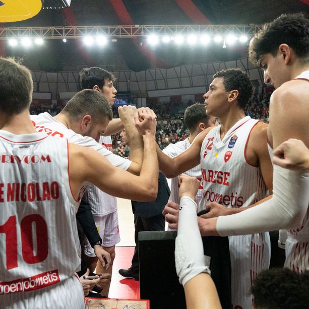 NAPOLI-VARESE, la diretta. Biancorossi al completo, Reyes si scalda a parte