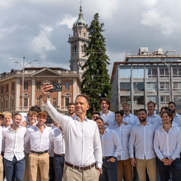 FOTO. L'applauso di tutta la città ai Mastini: «Siamo varesini e siamo amati dalla gente, questo fa la differenza». Il sindaco: «Crediamo nel centro federale in zona ippodromo»