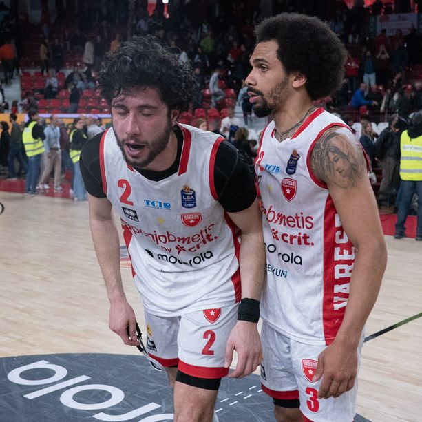 A Masnago è un suicidio sportivo: Varese si butta via, perde ed entra nel dramma. Insulti a Scola