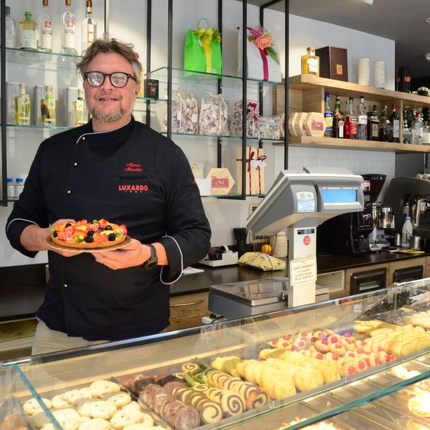 Quell'irresistibile scia che conduce i varesini da Maculan, dove siamo tutti più buoni: «Accendo il forno alle 5, sogno una torta del territorio...» (FOTO)