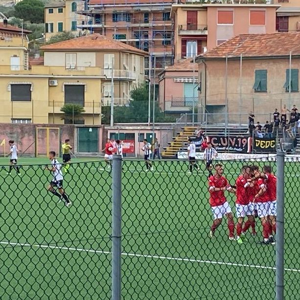 Biancorossi vittoriosi a Lavagna all'esordio, sotto la curva e poi in campo con la maglia di Francesco Gazo