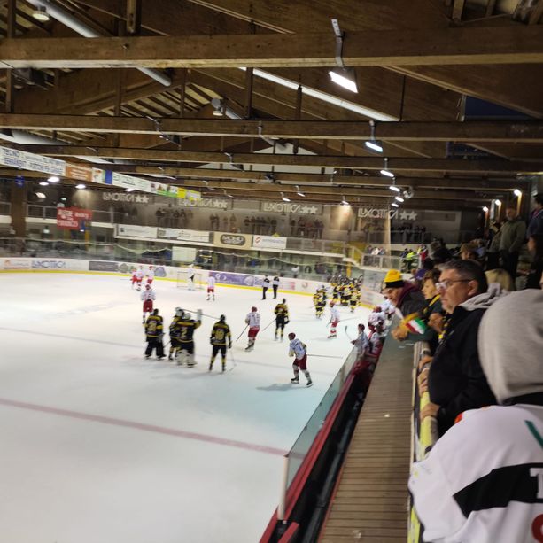 Si ricomincia dalla fine: Perla insuperabile, Schina vincente. Primo urlo Mastini all'overtime (2-1). Giovedì scende sul ghiaccio l'Acinque Ice Arena