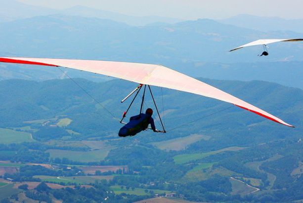 Laveno, brusco atterraggio con il deltaplano: ferito sportivo di 39 anni
