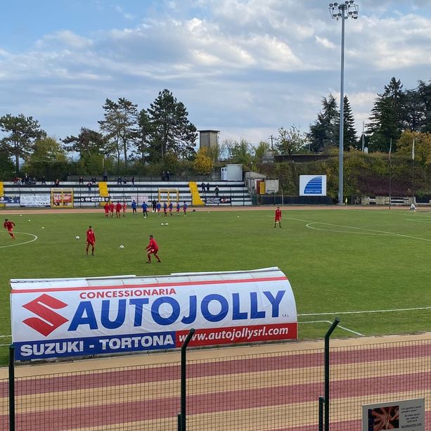 Varese battuto dalla Caratese a Masnago. L'arbitro non ne azzecca una