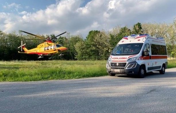 Luino, cade da un ponteggio e si frattura una gamba: operaio di 68 anni elitrasportato all'ospedale