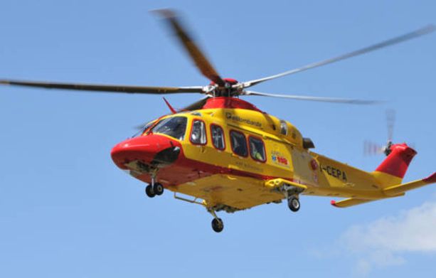 Operaio cade dal ponteggio, 53enne in ospedale con l'elisoccorso