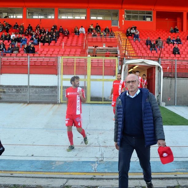 Il Varese non esonera Ezio Rossi e va avanti con lui. Stasera le ultime news a Stadio Aperto