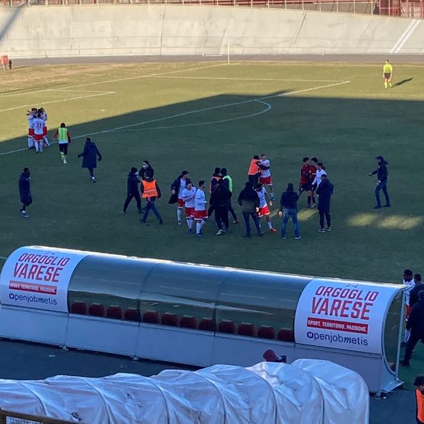 Alla fine cori e applausi per il Varese. Ezio Rossi: «Dedicata a chi non può seguirci e ai tifosi che cantavano fuori dallo stadio»