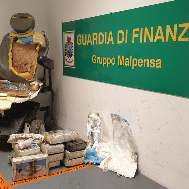 Malpensa, scoperto con 13 chili di cocaina nascosti nella sedia a rotelle