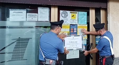 Preso a bastonate e bottigliate e derubato delle scarpe dagli avventori di un bar: sospesa la licenza a un locale di Fagnano Olona