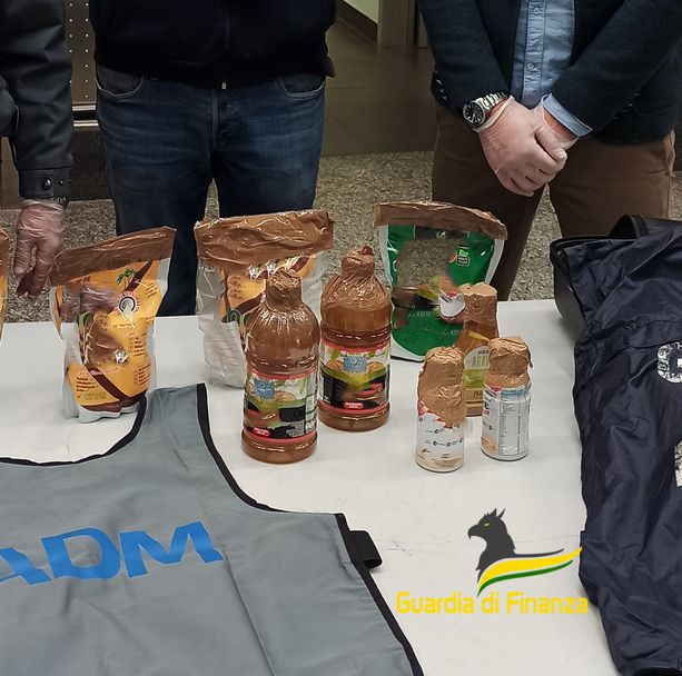 Malpensa, in valigia con la &quot;coca da bere&quot;. La Finanza sequestra sette chili di droga: due arresti