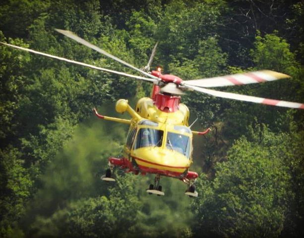 Auto fuori strada sulla Provinciale a Cuvio: elisoccorso in volo in codice rosso
