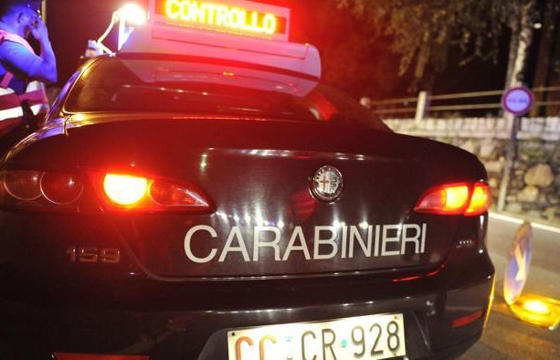 Non si ferma all'alt dei carabinieri e si schianta contro un muro dopo un inseguimento