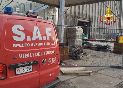 Dopo l'incidente in azienda a Daverio la protesta della Cgil: «Lavoro e infortuni, binomio da spezzare»