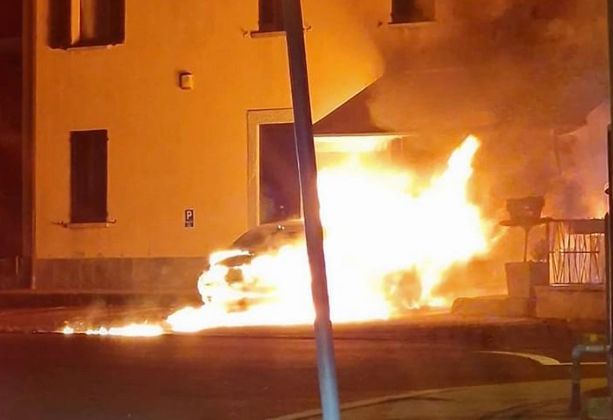 Gavirate, auto divorata dalle fiamme alla rotonda della Provinciale