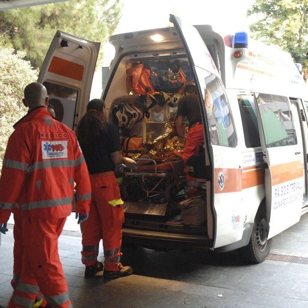 Varese, donna investita davanti alle scuole: momenti di paura in via Dalmazia