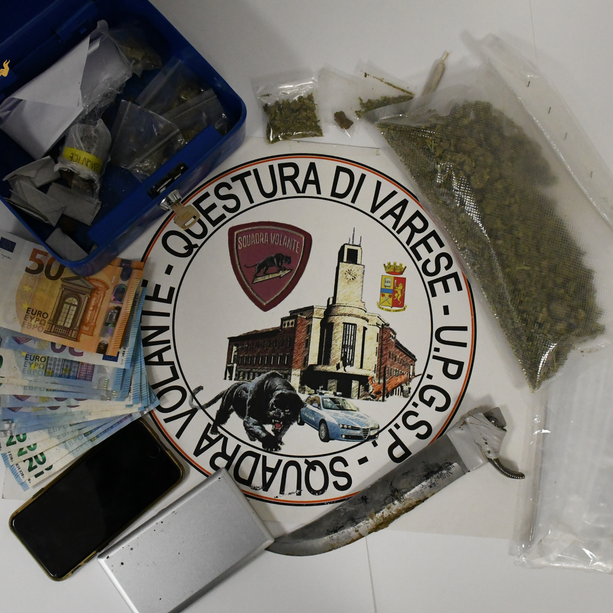 Ventiduenne varesino trovato con la droga davanti alle scuole: arrestato