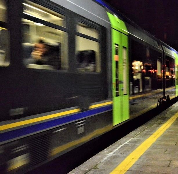 Dramma in stazione a Legnano: ragazzo di 20 anni muore travolto dal treno