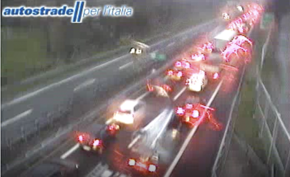 Auto si ribalta sull'innesto A26-A8: un ragazzo ferito e un'altra mattinata di code in autostrada