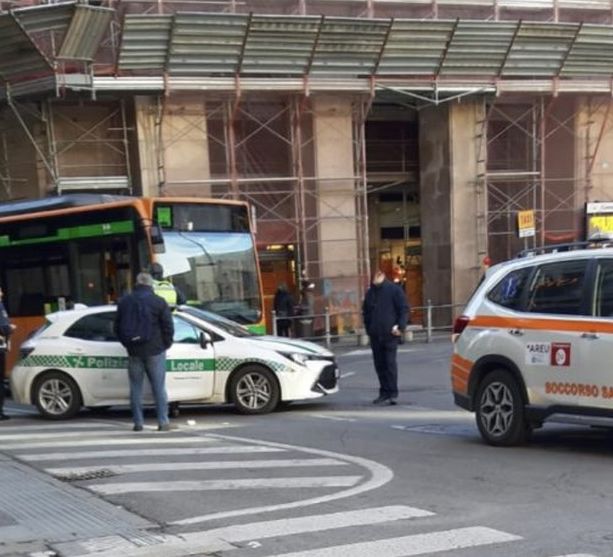 Investito da un autobus in piazza Monte Grappa a Varese: è grave