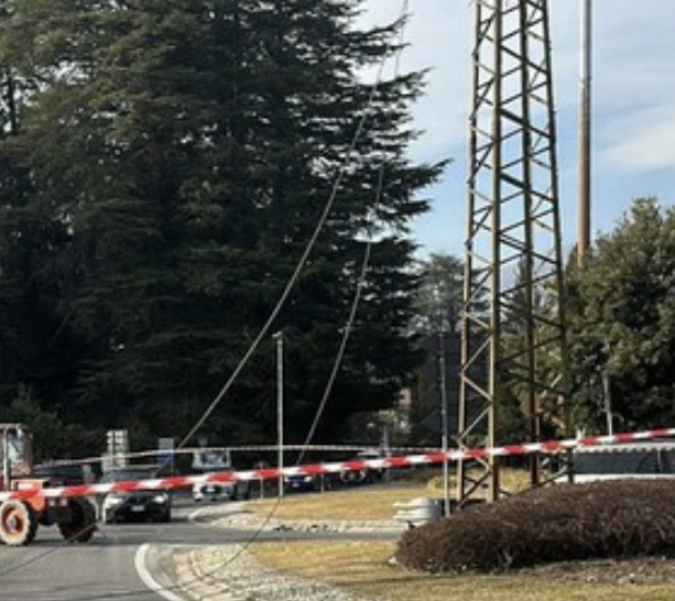 Albero cade sulla linea elettrica alla rotonda dell'Esselunga