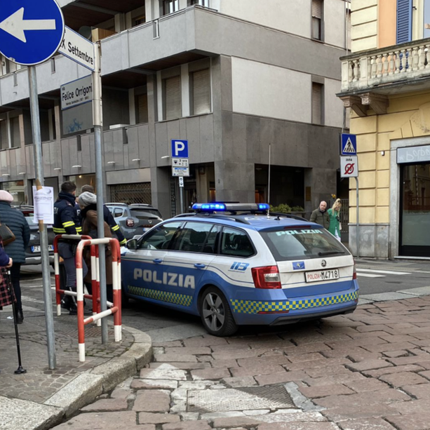Doppio incidente a Varese: bimbo di 3 anni investito in piazza XX Settembre, auto fuori strada in via Cantore