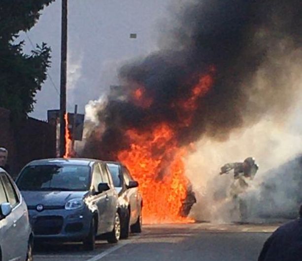 VIDEO. Venegono Superiore, camion dei rifiuti prende fuoco in strada e viene avvolto delle fiamme