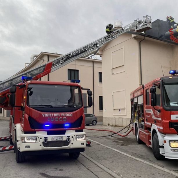 Varese, allarme incendio in tipografia: vigili del fuoco in azione in via Cherso