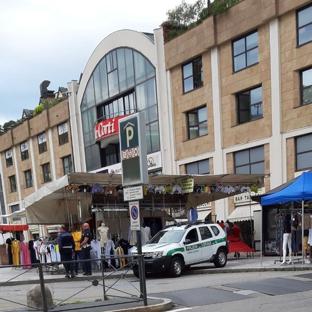 Aggressione al mercato di piazza Repubblica: non vogliono pagare il conto e colpiscono l'ambulante con una bottigliata in testa