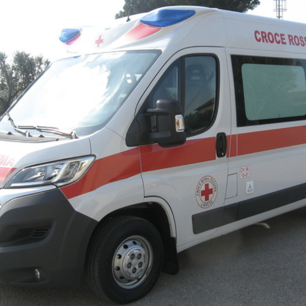 Paura a Gazzada, auto si ribalta sulla statale: ferito un uomo di 75 anni