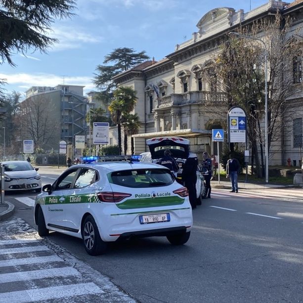 Quindicenne investito in corso Italia a Busto: interviene l'elisoccorso, è grave