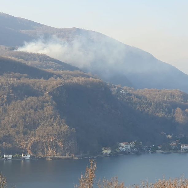Bosco in fiamme in Valceresio: vigili del fuoco e protezione civile in azione a Cuasso